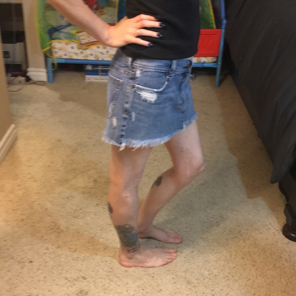 Great cond Hollister distressed jean skirt - Picture 2 of 8